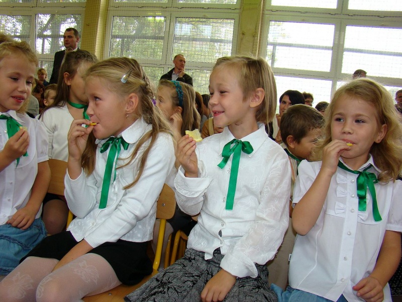 Zdjęcie w galerii na portalu naszwodzislaw.com: Słodko-kwaśne pasowanie na ucznia wiadomości z regionu