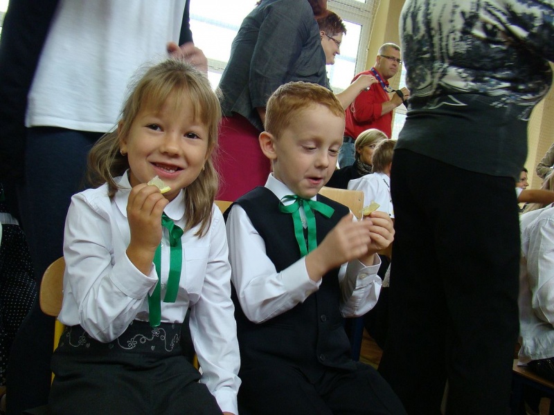 Zdjęcie w galerii na portalu naszwodzislaw.com: Słodko-kwaśne pasowanie na ucznia wiadomości z regionu