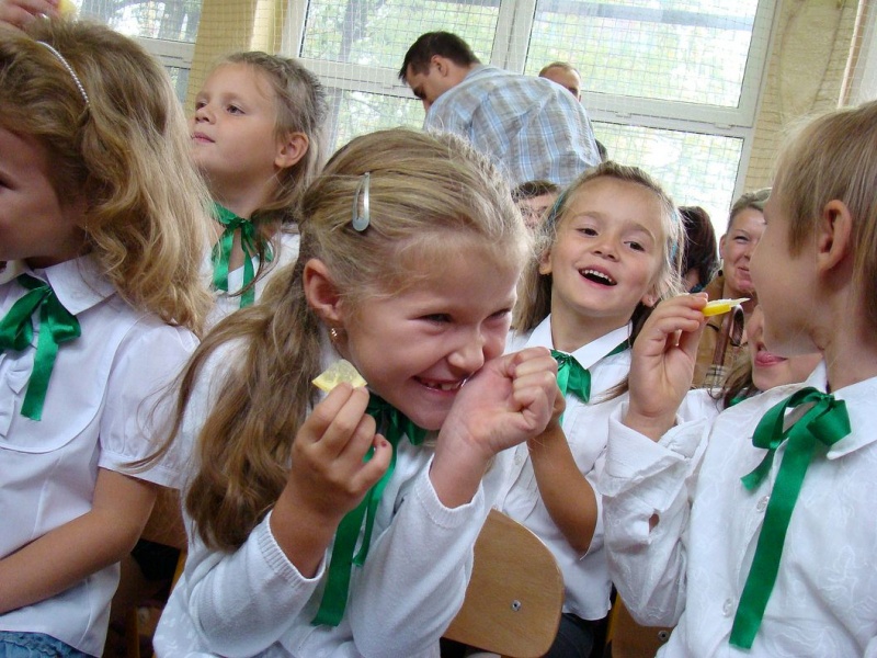 Zdjęcie w galerii na portalu naszwodzislaw.com: Słodko-kwaśne pasowanie na ucznia wiadomości z regionu