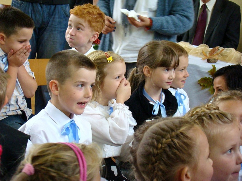 Zdjęcie w galerii na portalu naszwodzislaw.com: Słodko-kwaśne pasowanie na ucznia wiadomości z regionu