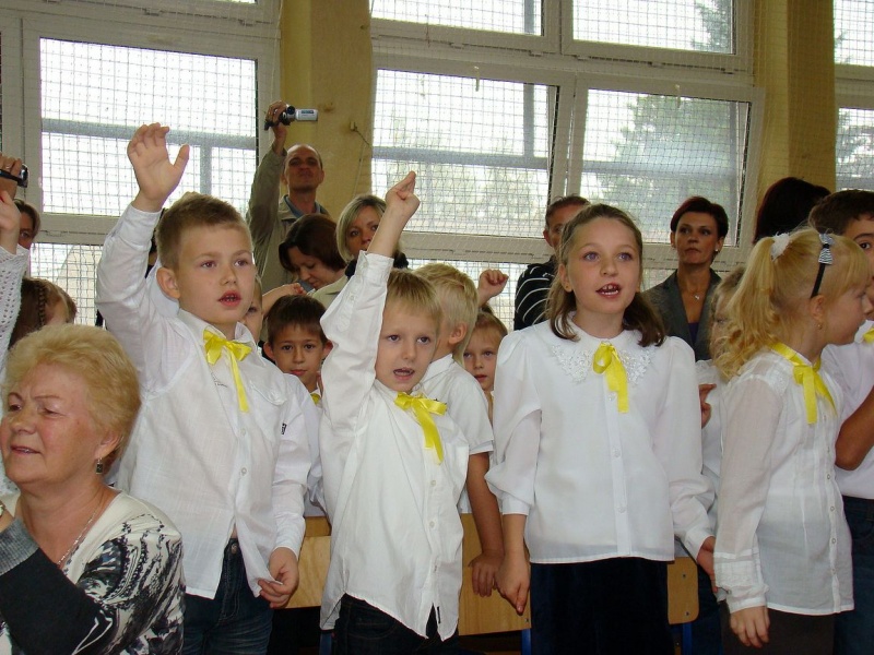 Zdjęcie w galerii na portalu naszwodzislaw.com: Słodko-kwaśne pasowanie na ucznia wiadomości z regionu