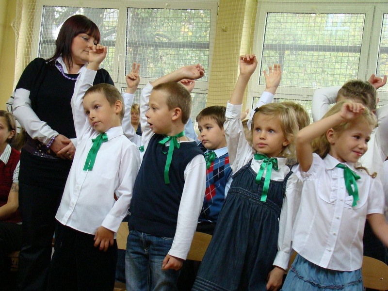 Zdjęcie w galerii na portalu naszwodzislaw.com: Słodko-kwaśne pasowanie na ucznia wiadomości z regionu