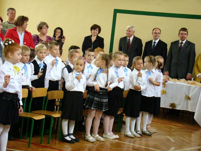 Zdjęcie w galerii na portalu naszwodzislaw.com: Słodko-kwaśne pasowanie na ucznia wiadomości z regionu