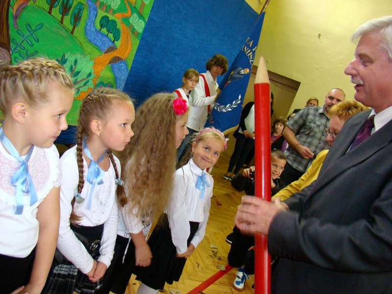 Zdjęcie w galerii na portalu naszwodzislaw.com: Słodko-kwaśne pasowanie na ucznia wiadomości z regionu