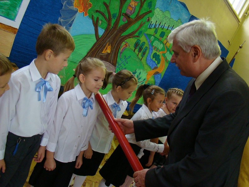 Zdjęcie w galerii na portalu naszwodzislaw.com: Słodko-kwaśne pasowanie na ucznia wiadomości z regionu