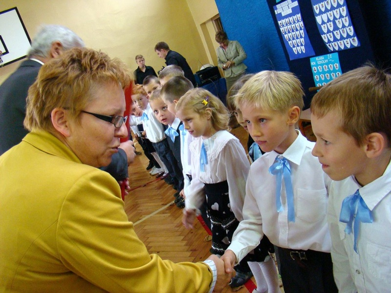 Zdjęcie w galerii na portalu naszwodzislaw.com: Słodko-kwaśne pasowanie na ucznia wiadomości z regionu