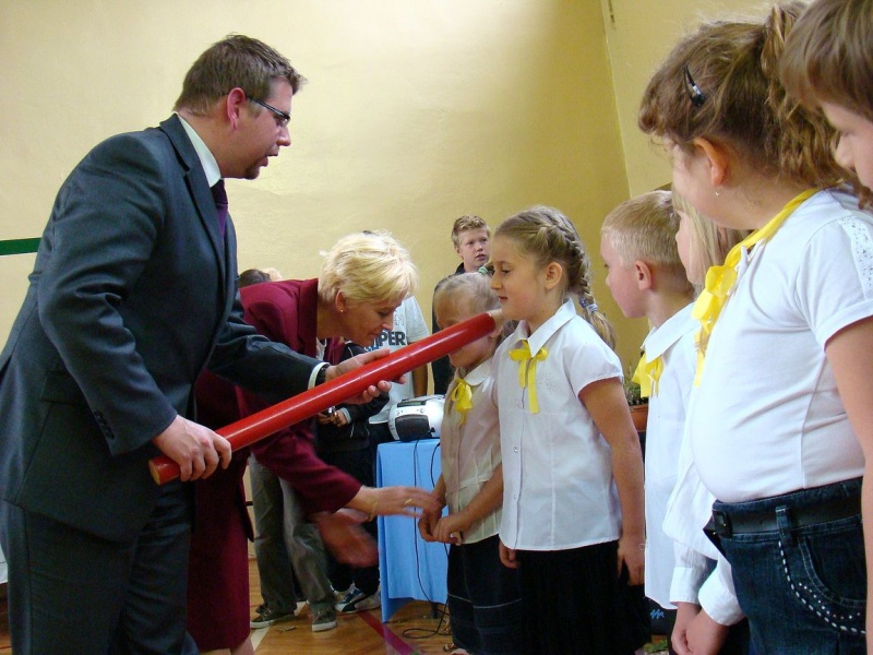 Zdjęcie w galerii na portalu naszwodzislaw.com: Słodko-kwaśne pasowanie na ucznia wiadomości z regionu