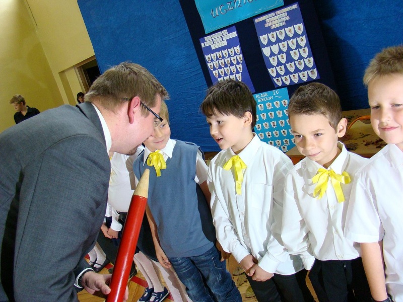 Zdjęcie w galerii na portalu naszwodzislaw.com: Słodko-kwaśne pasowanie na ucznia wiadomości z regionu