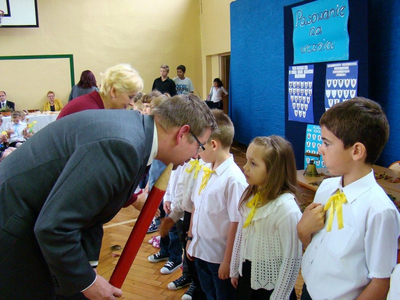 Zdjęcie w galerii na portalu naszwodzislaw.com: Słodko-kwaśne pasowanie na ucznia wiadomości z regionu