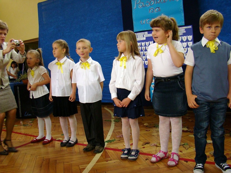 Zdjęcie w galerii na portalu naszwodzislaw.com: Słodko-kwaśne pasowanie na ucznia wiadomości z regionu