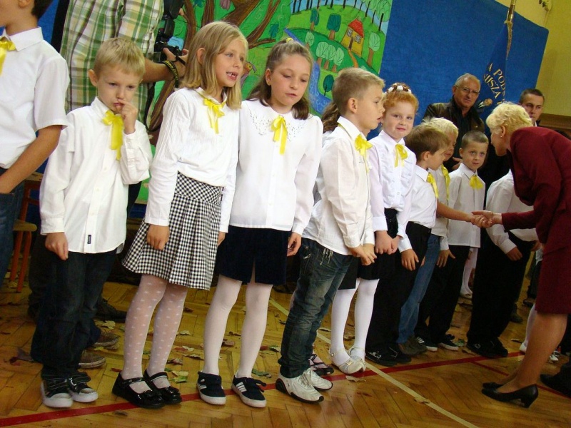 Zdjęcie w galerii na portalu naszwodzislaw.com: Słodko-kwaśne pasowanie na ucznia wiadomości z regionu