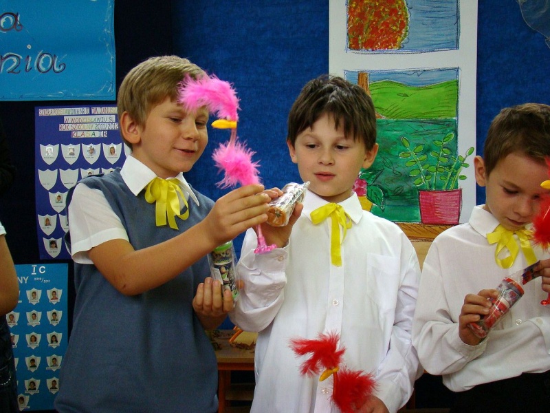 Zdjęcie w galerii na portalu naszwodzislaw.com: Słodko-kwaśne pasowanie na ucznia wiadomości z regionu