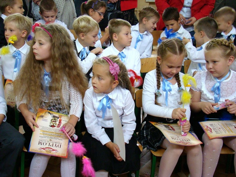 Zdjęcie w galerii na portalu naszwodzislaw.com: Słodko-kwaśne pasowanie na ucznia wiadomości z regionu