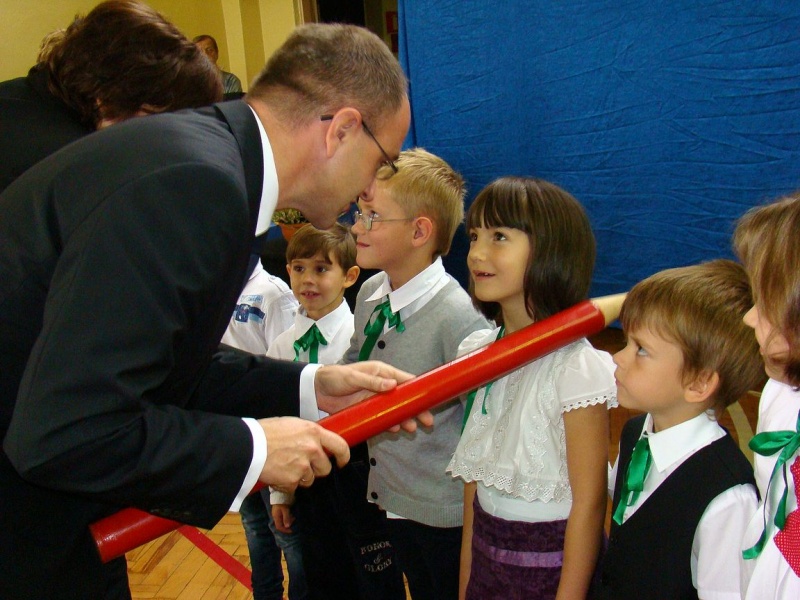 Zdjęcie w galerii na portalu naszwodzislaw.com: Słodko-kwaśne pasowanie na ucznia wiadomości z regionu