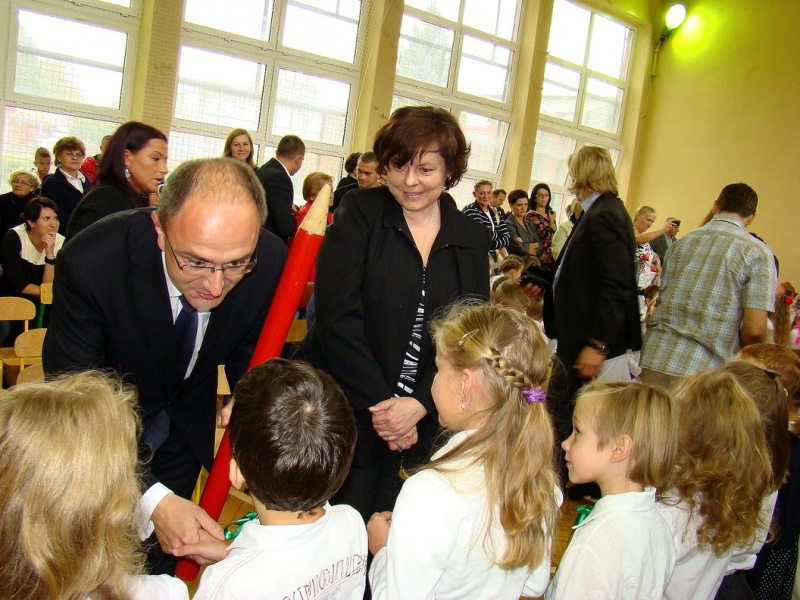 Zdjęcie w galerii na portalu naszwodzislaw.com: Słodko-kwaśne pasowanie na ucznia wiadomości z regionu