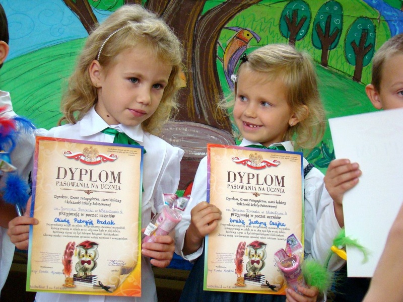 Zdjęcie w galerii na portalu naszwodzislaw.com: Słodko-kwaśne pasowanie na ucznia wiadomości z regionu