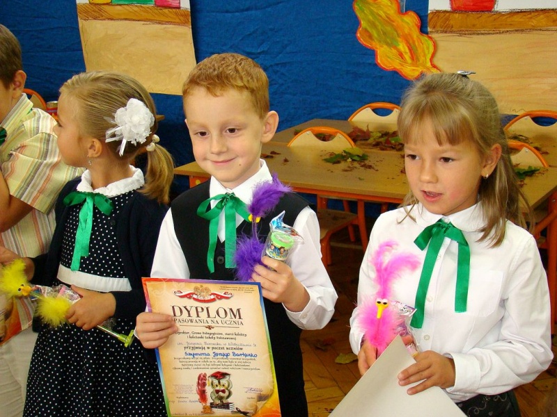 Zdjęcie w galerii na portalu naszwodzislaw.com: Słodko-kwaśne pasowanie na ucznia wiadomości z regionu
