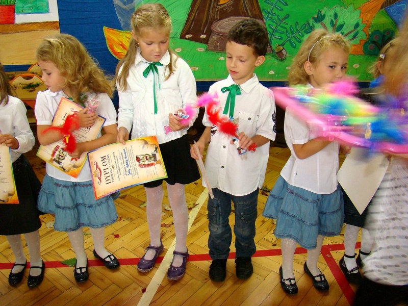 Zdjęcie w galerii na portalu naszwodzislaw.com: Słodko-kwaśne pasowanie na ucznia wiadomości z regionu