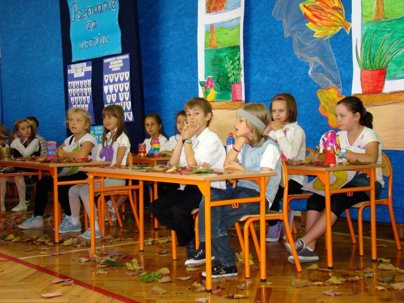 Zdjęcie w galerii na portalu naszwodzislaw.com: Słodko-kwaśne pasowanie na ucznia wiadomości z regionu