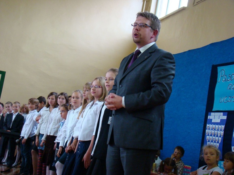 Zdjęcie w galerii na portalu naszwodzislaw.com: Słodko-kwaśne pasowanie na ucznia wiadomości z regionu