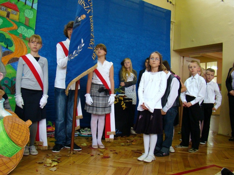 Zdjęcie w galerii na portalu naszwodzislaw.com: Słodko-kwaśne pasowanie na ucznia wiadomości z regionu