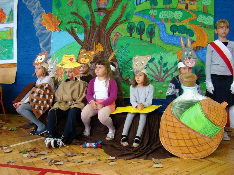 Zdjęcie w galerii na portalu naszwodzislaw.com: Słodko-kwaśne pasowanie na ucznia wiadomości z regionu