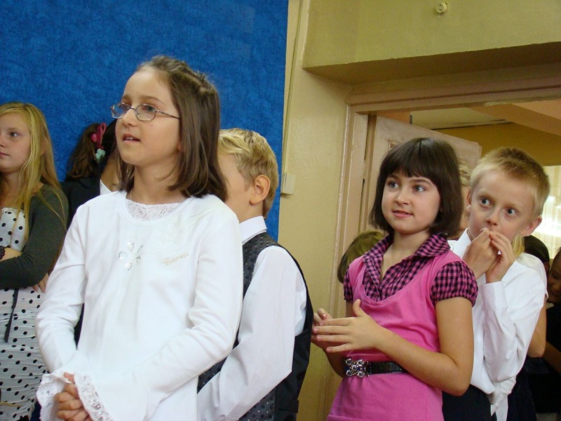 Zdjęcie w galerii na portalu naszwodzislaw.com: Słodko-kwaśne pasowanie na ucznia wiadomości z regionu