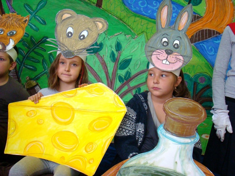 Zdjęcie w galerii na portalu naszwodzislaw.com: Słodko-kwaśne pasowanie na ucznia wiadomości z regionu