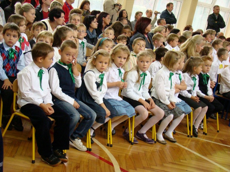 Zdjęcie w galerii na portalu naszwodzislaw.com: Słodko-kwaśne pasowanie na ucznia wiadomości z regionu