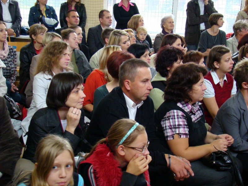 Zdjęcie w galerii na portalu naszwodzislaw.com: Słodko-kwaśne pasowanie na ucznia wiadomości z regionu