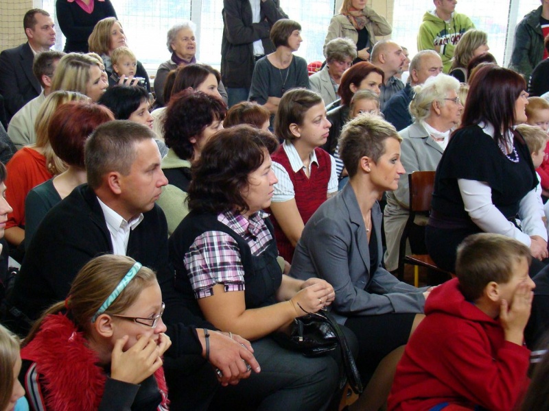 Zdjęcie w galerii na portalu naszwodzislaw.com: Słodko-kwaśne pasowanie na ucznia wiadomości z regionu