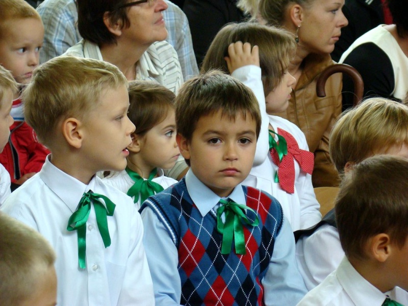 Zdjęcie w galerii na portalu naszwodzislaw.com: Słodko-kwaśne pasowanie na ucznia wiadomości z regionu