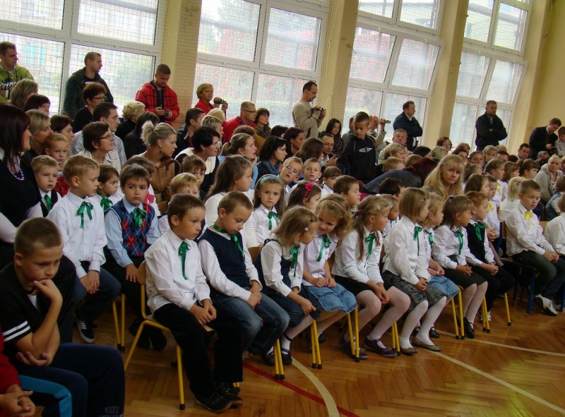 Zdjęcie w galerii na portalu naszwodzislaw.com: Słodko-kwaśne pasowanie na ucznia wiadomości z regionu