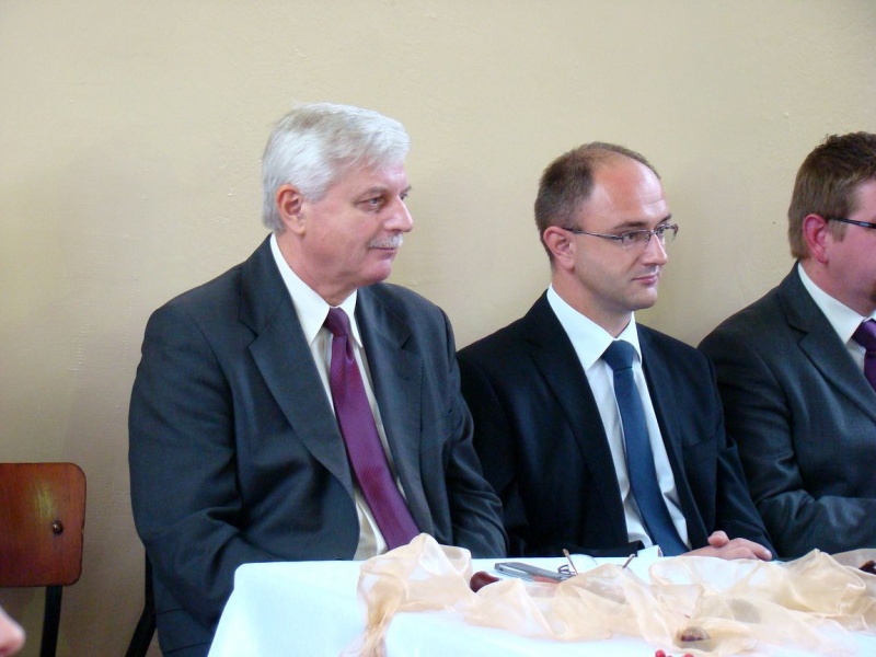 Zdjęcie w galerii na portalu naszwodzislaw.com: Słodko-kwaśne pasowanie na ucznia wiadomości z regionu