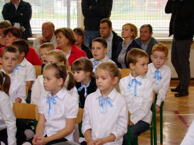 Zdjęcie w galerii na portalu naszwodzislaw.com: Słodko-kwaśne pasowanie na ucznia wiadomości z regionu