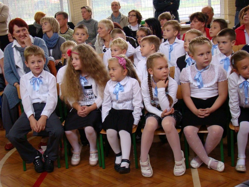 Zdjęcie w galerii na portalu naszwodzislaw.com: Słodko-kwaśne pasowanie na ucznia wiadomości z regionu