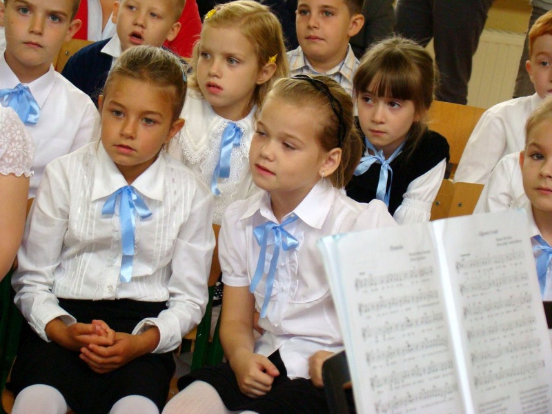 Zdjęcie w galerii na portalu naszwodzislaw.com: Słodko-kwaśne pasowanie na ucznia wiadomości z regionu