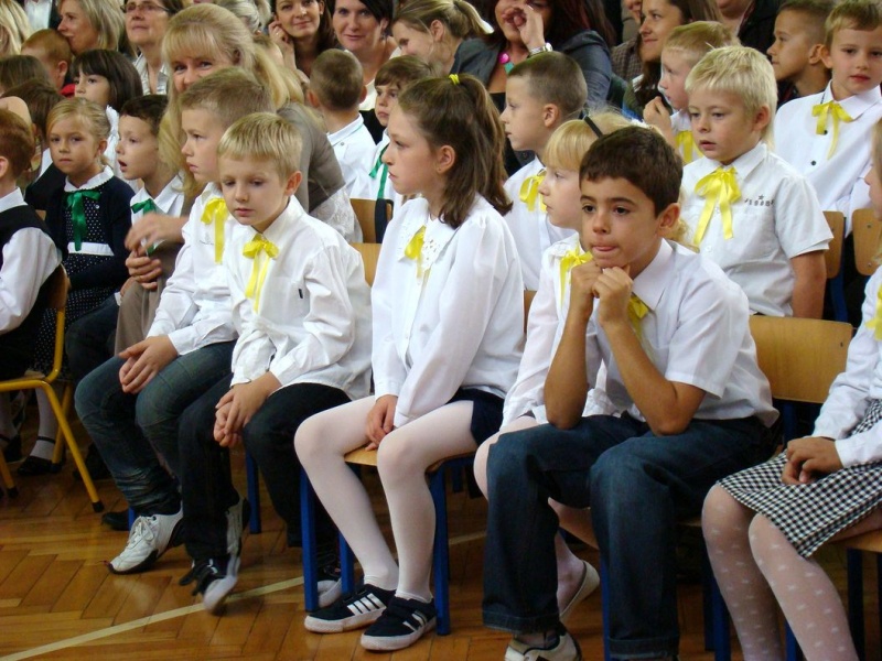 Zdjęcie w galerii na portalu naszwodzislaw.com: Słodko-kwaśne pasowanie na ucznia wiadomości z regionu