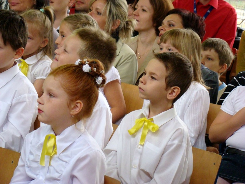 Zdjęcie w galerii na portalu naszwodzislaw.com: Słodko-kwaśne pasowanie na ucznia wiadomości z regionu