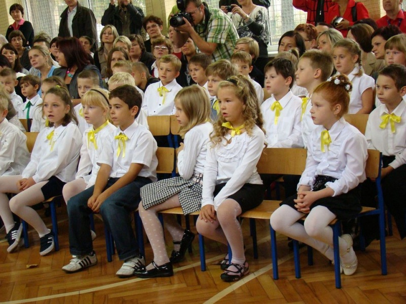 Zdjęcie w galerii na portalu naszwodzislaw.com: Słodko-kwaśne pasowanie na ucznia wiadomości z regionu