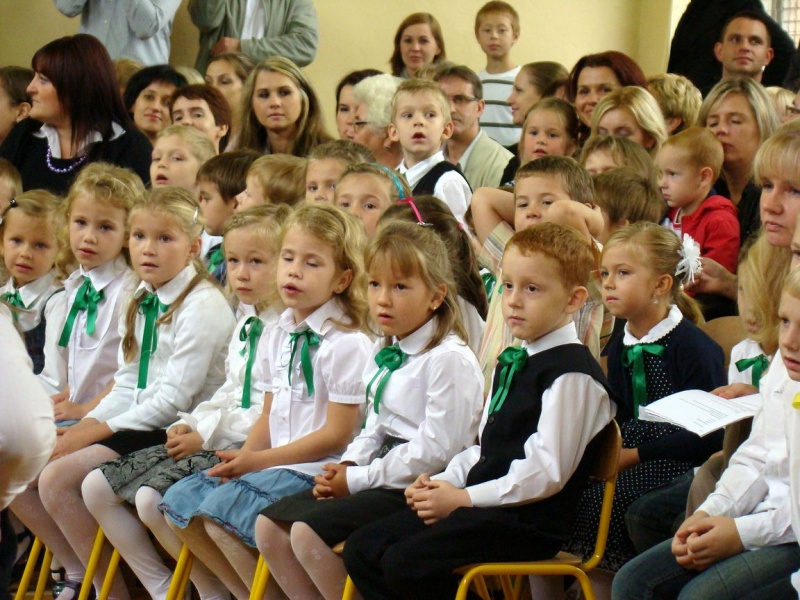 Zdjęcie w galerii na portalu naszwodzislaw.com: Słodko-kwaśne pasowanie na ucznia wiadomości z regionu