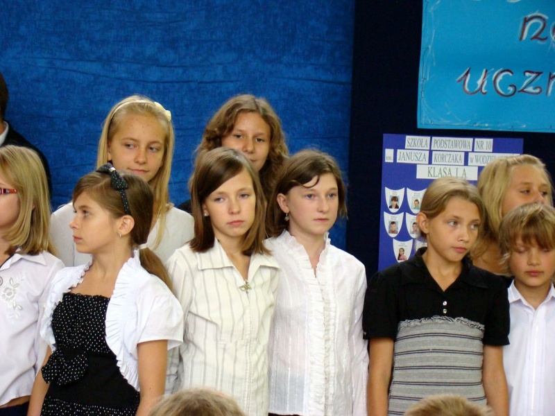 Zdjęcie w galerii na portalu naszwodzislaw.com: Słodko-kwaśne pasowanie na ucznia wiadomości z regionu