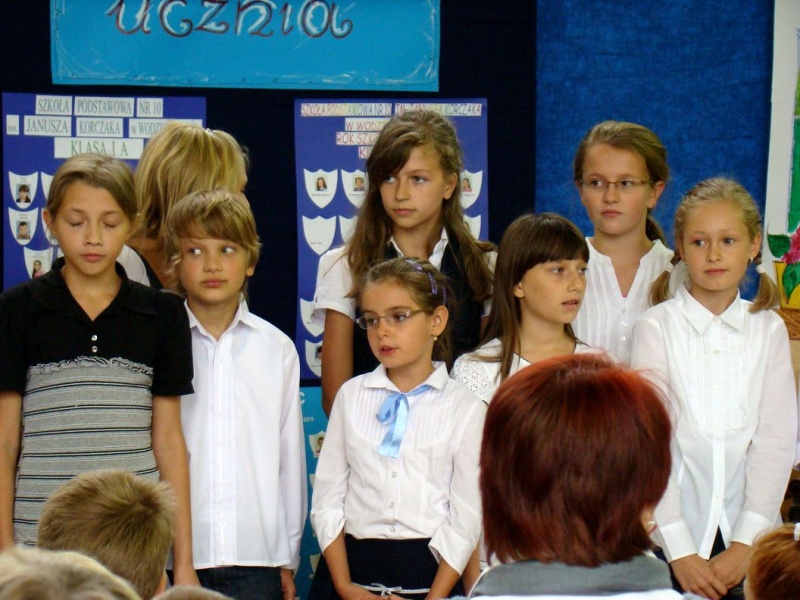 Zdjęcie w galerii na portalu naszwodzislaw.com: Słodko-kwaśne pasowanie na ucznia wiadomości z regionu