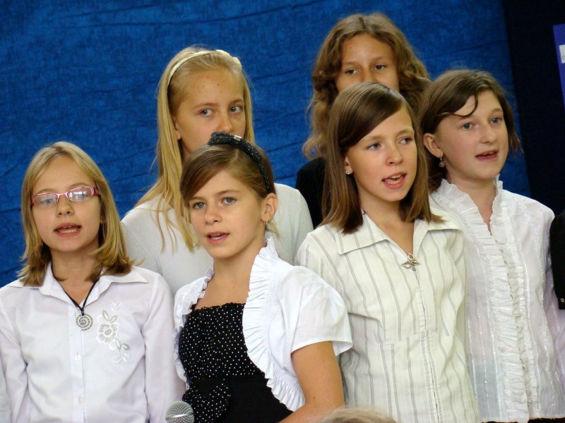 Zdjęcie w galerii na portalu naszwodzislaw.com: Słodko-kwaśne pasowanie na ucznia wiadomości z regionu