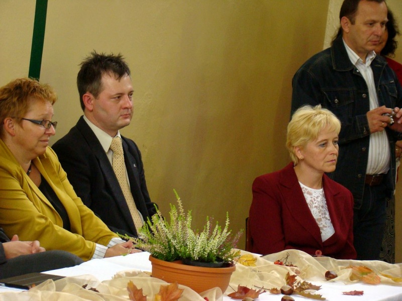 Zdjęcie w galerii na portalu naszwodzislaw.com: Słodko-kwaśne pasowanie na ucznia wiadomości z regionu