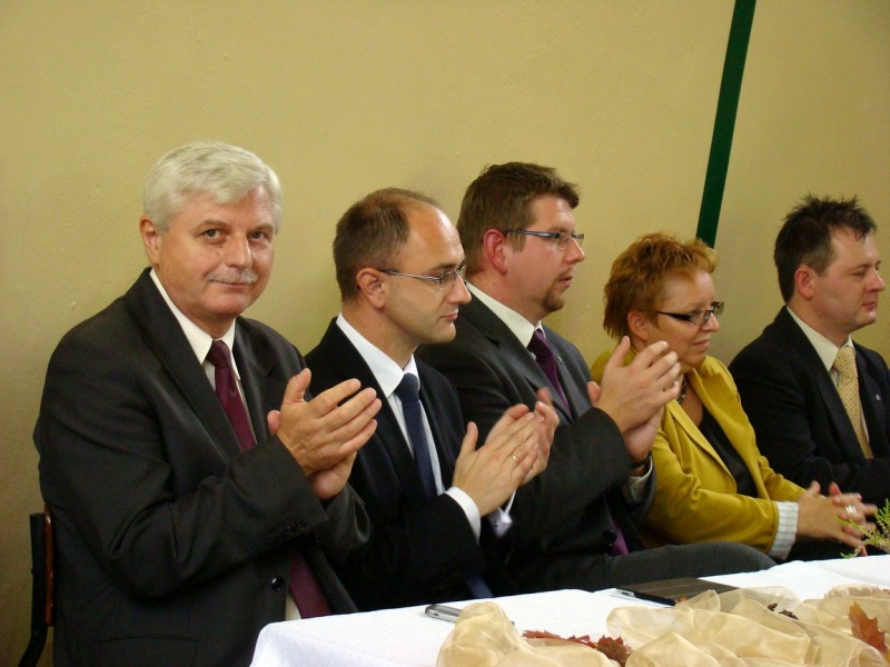 Zdjęcie w galerii na portalu naszwodzislaw.com: Słodko-kwaśne pasowanie na ucznia wiadomości z regionu