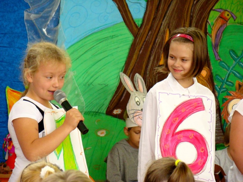 Zdjęcie w galerii na portalu naszwodzislaw.com: Słodko-kwaśne pasowanie na ucznia wiadomości z regionu