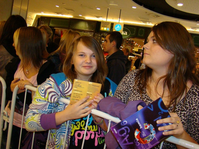 Zdjęcie w galerii na portalu naszwodzislaw.com: Wodzisławianki szaleją za Bednarkiem wiadomości z regionu