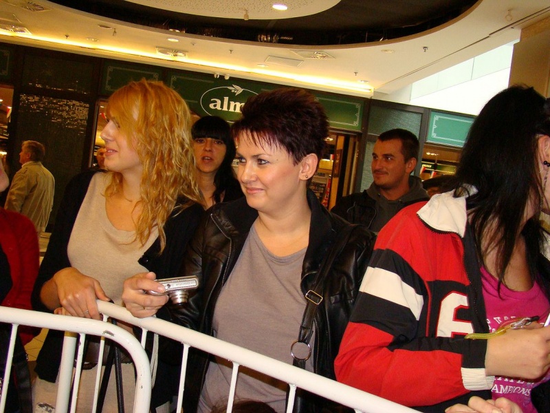 Zdjęcie w galerii na portalu naszwodzislaw.com: Wodzisławianki szaleją za Bednarkiem wiadomości z regionu