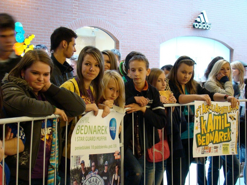 Zdjęcie w galerii na portalu naszwodzislaw.com: Wodzisławianki szaleją za Bednarkiem wiadomości z regionu